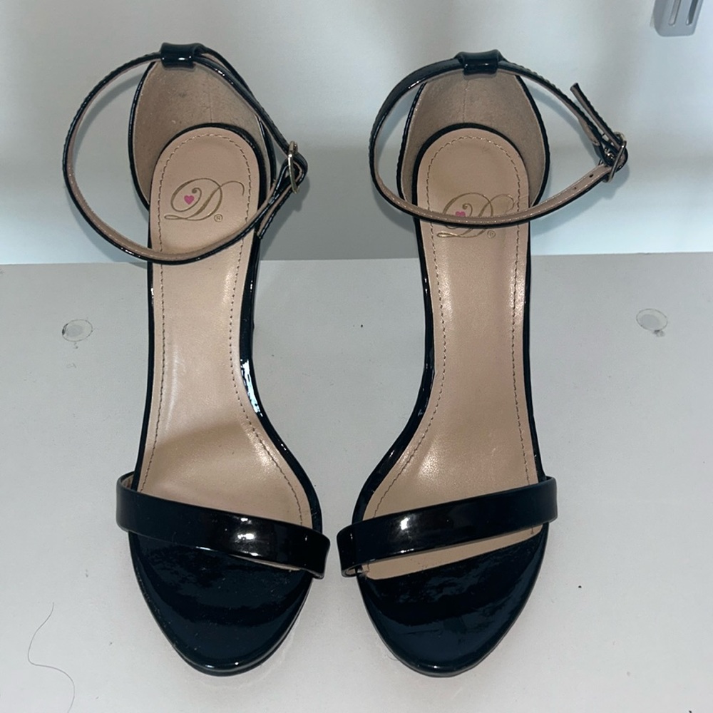 Black pumps
